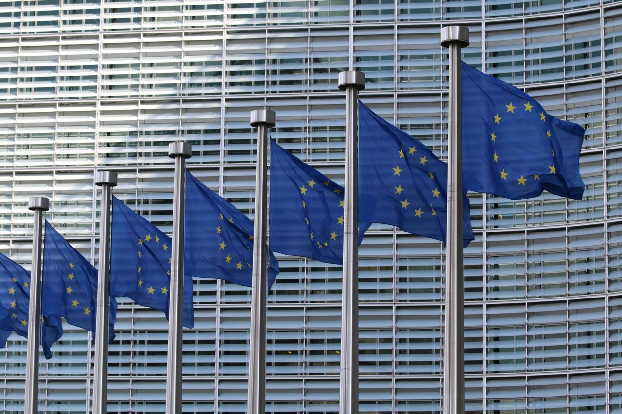 EU-Flaggen vor Gebäude